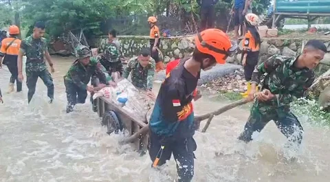 Kodam Jaya Sebar Pasukan Bantu Warga Terdampak Banjir di Jakarta dan Bekasi