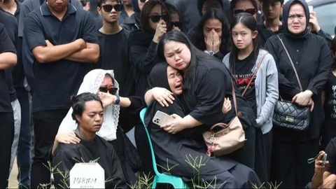 Keluarga kerabat dan sahabat almarhumah tertunduk sedih saat pemakaman selgram Lula Lahfah di Tempat Pemakaman Umum (TPU) Rawa Terate, Cakung, Jakarta Timur, pada Sabtu (24/1/2026).