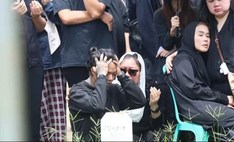 Keluarga kerabat dan sahabat almarhumah tertunduk sedih saat pemakaman selebgram Lula Lahfah di Tempat Pemakaman Umum (TPU) Rawa Terate, Cakung, Jakarta Timur, pada Sabtu (24/1/2026).