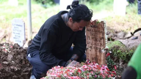 Konten kreator yang juga musisi, Reza Oktovian atau lebih dikenal dengan panggilan Reza Arap tertunduk di sisi nisan kekasihnya, Lula Lahfah, di Tempat Pemakaman Umum (TPU) Rawa Terate, Cakung, Jakarta Timur, pada Sabtu (24/1/2026).
