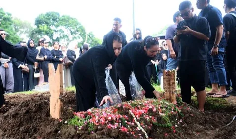 Keluarga kerabat dan sahabat almarhumah tertunduk sedih saat pemakaman selgram Lula Lahfah di Tempat Pemakaman Umum (TPU) Rawa Terate, Cakung, Jakarta Timur, pada Sabtu (24/1/2026).