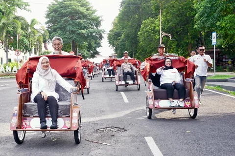 Bupati Ipuk Serahkan 200 Becak Listrik Bantuan Presiden ke Pengemudi Becak Lansia Banyuwangi