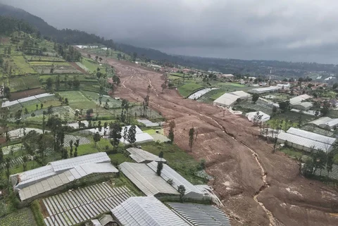 Area yang terdampak tanah longsor di desa Pasirlangu, distrik Bandung Barat, provinsi Jawa Barat, Indonesia, Sabtu (24/01/2026).