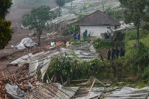 Greenhouse yang hancur masih terlihat setelah tanah longsor melanda desa Pasirlangu, Bandung, Jawa Barat, Sabtu (24/01/2026).