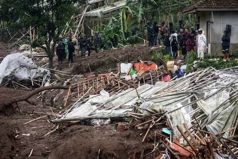 Greenhouse yang hancur masih terlihat setelah tanah longsor melanda desa Pasirlangu, Bandung, Jawa Barat, Sabtu (24/01/2026).