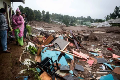 Puing rumah yang tersisa setelah tanah longsor melanda desa Pasirlangu, Bandung, Jawa Barat, Sabtu (24/01/2026).