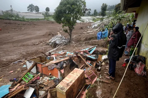 Puing rumah yang tersisa setelah tanah longsor melanda desa Pasirlangu, Bandung, Jawa Barat, Sabtu (24/01/2026).