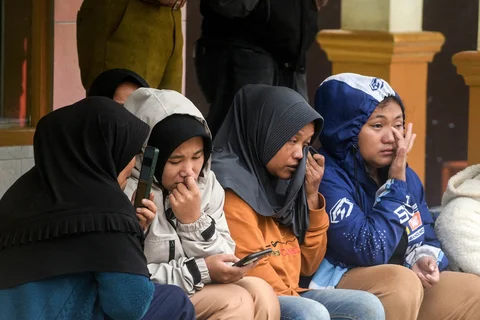 Warga menunggu di pos identifikasi korban bencana untuk mengidentifikasi korban tanah longsor yang melanda desa Pasirlangu, Bandung, Jawa Barat, Sabtu (24/01/2026).