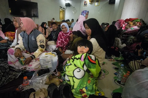 Warga yang selamat diungsikan  di kantor desa setelah tanah longsor melanda desa Pasirlangu, Bandung, Jawa Barat, Sabtu (24/01/2026).