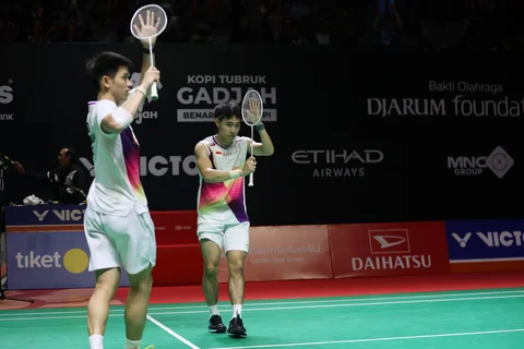 Pasangan ganda putra Indonesia Raymond Indra/Nikolaus Joaquin saat mengalahkan pasangan ganda putra Indonesia Sabar/Reza pada pertandingan semifinal di Istora Senayan, Jakarta, Sabtu (24/01/2026).