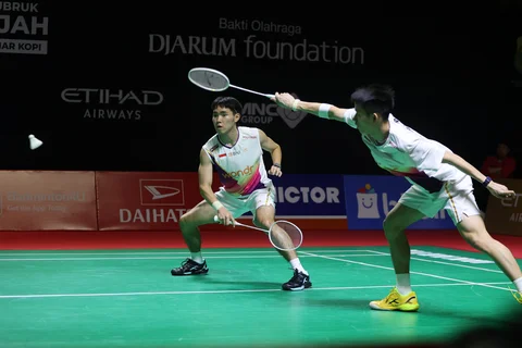 Pasangan ganda putra Indonesia Raymond Indra/Nikolaus Joaquin saat mengalahkan pasangan ganda putra Indonesia Sabar/Reza pada pertandingan semifinal di Istora Senayan, Jakarta, Sabtu (24/01/2026).