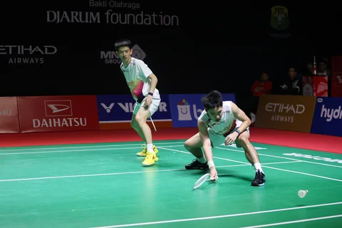Pasangan ganda putra Indonesia Raymond Indra/Nikolaus Joaquin saat mengalahkan pasangan ganda putra Indonesia Sabar/Reza pada pertandingan semifinal di Istora Senayan, Jakarta, Sabtu (24/01/2026).