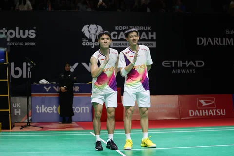 Pasangan ganda putra Indonesia Raymond Indra/Nikolaus Joaquin saat mengalahkan pasangan ganda putra Indonesia Sabar/Reza pada pertandingan semifinal di Istora Senayan, Jakarta, Sabtu (24/01/2026).