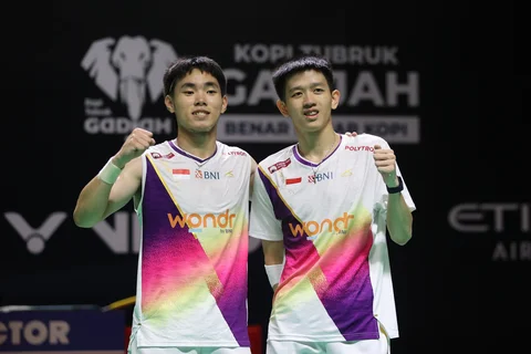 Pasangan ganda putra Indonesia Raymond Indra/Nikolaus Joaquin usai mengalahkan pasangan ganda putra Indonesia Sabar/Reza pada pertandingan semifinal di Istora Senayan, Jakarta, Sabtu (24/01/2026).
