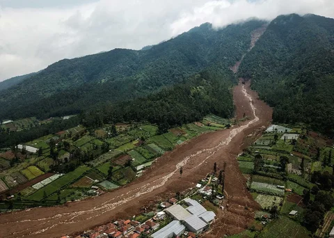 Foto udara kondisi lahan pertanian dan rumah warga yang terdampak bencana tanah longsor di Desa Pasirlangu, Cisarua, Kabupaten Bandung Barat, Jawa Barat, Minggu (25/1/2026).