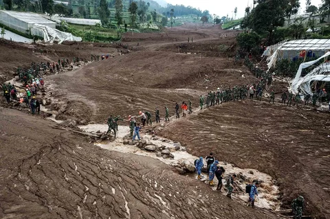 Tim SAR gabungan melakukan pencarian korban bencana tanah longsor di Desa Pasirlangu, Cisarua, Kabupaten Bandung Barat, Jawa Barat, Minggu (25/1/2026).