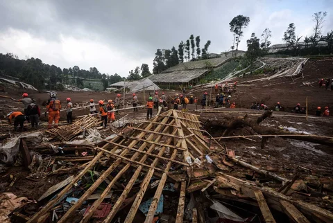 Tim SAR gabungan melakukan pencarian korban bencana tanah longsor di Desa Pasirlangu, Cisarua, Kabupaten Bandung Barat, Jawa Barat, Minggu (25/1/2026).