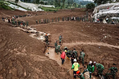 Tim SAR gabungan melakukan pencarian korban bencana tanah longsor di Desa Pasirlangu, Cisarua, Kabupaten Bandung Barat, Jawa Barat, Minggu (25/1/2026).
