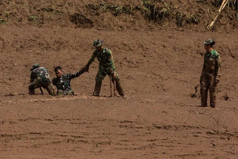 Tim SAR gabungan melakukan pencarian korban bencana tanah longsor di Desa Pasirlangu, Cisarua, Kabupaten Bandung Barat, Jawa Barat, Minggu (25/1/2026).