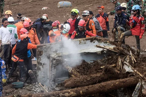Tim SAR gabungan melakukan pencarian korban bencana tanah longsor di Desa Pasirlangu, Cisarua, Kabupaten Bandung Barat, Jawa Barat, Minggu (25/1/2026).