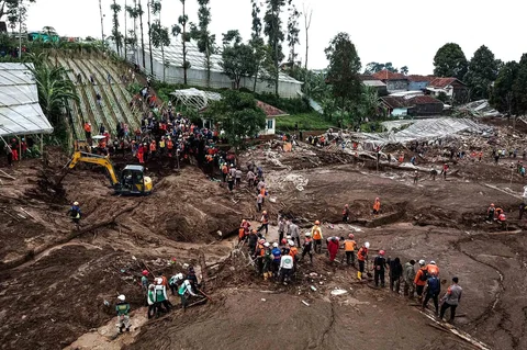 Tim SAR gabungan melakukan pencarian korban bencana tanah longsor di Desa Pasirlangu, Cisarua, Kabupaten Bandung Barat, Jawa Barat, Minggu (25/1/2026).
