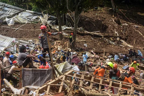 Tim SAR gabungan melakukan pencarian korban bencana tanah longsor di Desa Pasirlangu, Cisarua, Kabupaten Bandung Barat, Jawa Barat, Minggu (25/1/2026).