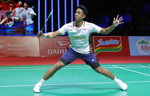 Pebulu tangkis tunggal putra Indonesia Alwi Farhan saat melawan pebulu tangkis  asal Thailand, Panitchaphon Teeraratsakul pada babak final Daihatsu Indonesia Masters 2026 di Istora Senayan, Jakarta, Minggu (25/1/2026).