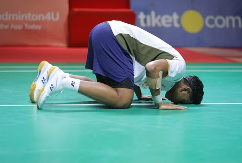 Pebulu tangkis tunggal putra Indonesia Alwi Farhan berselebrasi usai mengalahkan lawannya asal Thailand, Panitchaphon Teeraratsakul pada babak final Daihatsu Indonesia Masters 2026 di Istora Senayan, Jakarta, Minggu (25/1/2026).