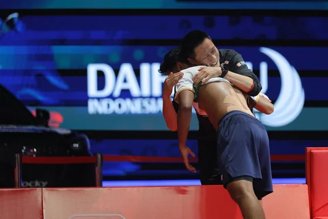 Pebulu tangkis tunggal putra Indonesia Alwi Farhan dipeluk pelatihnya Indra Wijaya  usai berhasil mengalahkan lawannya asal Taiwan Chi Yu Jen pada babak semifinal Daihatsu Indonesia Masters 2026 di Istora Senayan, Jakarta, Sabtu (24/1/2026).