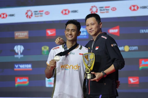 Pebulu tangkis tunggal putra Indonesia Alwi Farhan bersama pelatihnya Indra Wijaya  usai berhasil mengalahkan lawannya asal Taiwan Chi Yu Jen pada babak semifinal Daihatsu Indonesia Masters 2026 di Istora Senayan, Jakarta, Sabtu (24/1/2026).