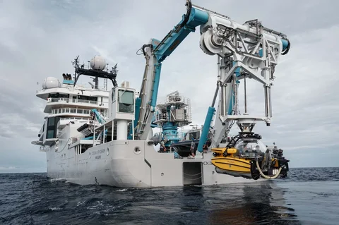 Kapal selam yang diturunkan oleh derek dari kapal OceanXplorer, sebuah kapal penelitian yang dioperasikan oleh organisasi nirlaba kelautan OceanX, untuk misi laut dalam di perairan lepas pantai pulau Sulawesi, Senin (12/01/2026).