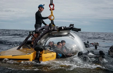 Kapal selam yang diturunkan oleh derek dari kapal OceanXplorer, sebuah kapal penelitian yang dioperasikan oleh organisasi nirlaba kelautan OceanX, untuk misi laut dalam di perairan lepas pantai pulau Sulawesi, Senin (12/01/2026).