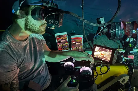 Direktur fotografi OceanX, Adam Wolfbrandt, sedang merekam udang laut di lepas pantai Pulau Sulawesi, Indonesia, Jumat (09/01/2026).