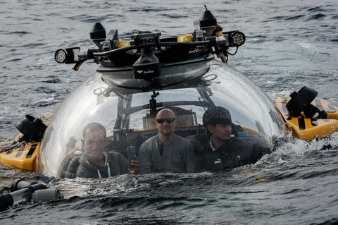 Ilmuwan kelautan Indonesia duduk di dalam kapal selam setelah dilepaskan dari kapal OceanXplorer, sebuah kapal penelitian yang dioperasikan oleh organisasi nirlaba kelautan OceanX, di perairan lepas pantai pulau Sulawesi. Senin (12/01/2026).