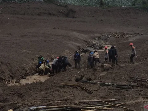 Tim gabungan terus intensifkan pencarian korban Banjir Longsor Cisarua Bandung Barat pasca bencana dahsyat yang menewaskan tujuh orang dan ratusan warga masih dalam proses pencarian.