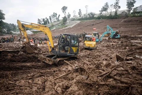 Tim penyelamat mencari korban yang terkubur longsor di desa Pasirlangu, Bandung, Jawa Barat, Senin (26/01/2026).