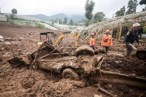 Tim penyelamat mencari korban yang terkubur longsor di desa Pasirlangu, Bandung, Jawa Barat, Senin (26/01/2026).