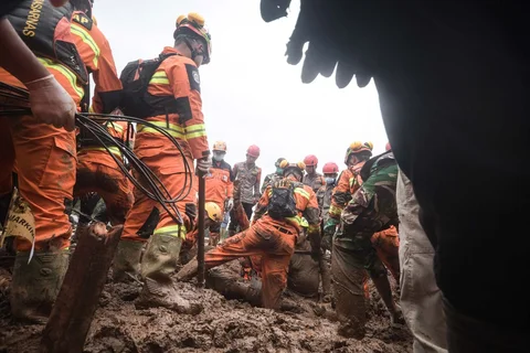 Tim penyelamat mencari korban yang terkubur longsor di desa Pasirlangu, Bandung, Jawa Barat, Senin (26/01/2026).