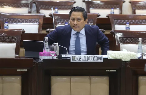 Calon Deputi Gubernur Bank Indonesia Thomas Djiwandono  mengikuti uji kelayakan dan kepatutan calon Deputi Gubernur Bank Indonesia di ruang Komisi XI DPR, Kompleks Parlemen, Senayan, Jakarta, Senin (26/1/2026).