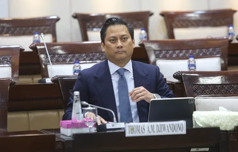 Calon Deputi Gubernur Bank Indonesia Thomas Djiwandono  mengikuti uji kelayakan dan kepatutan calon Deputi Gubernur Bank Indonesia di ruang Komisi XI DPR, Kompleks Parlemen, Senayan, Jakarta, Senin (26/1/2026).