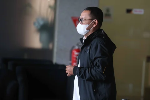 Mantan staf khusus Menteri Agama periode 2019-2024, Yaqut Cholil Qoumas, Ishfah Abidal Aziz alias Gus Alex berjalan meninggalkan Gedung Merah Putih Komisi Pemberantasan Korupsi (KPK), Jakarta, Senin (26/1/2026).