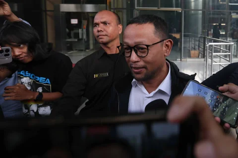 Mantan staf khusus Menteri Agama periode 2019-2024, Yaqut Cholil Qoumas, Ishfah Abidal Aziz alias Gus Alex berjalan meninggalkan Gedung Merah Putih Komisi Pemberantasan Korupsi (KPK), Jakarta, Senin (26/1/2026).