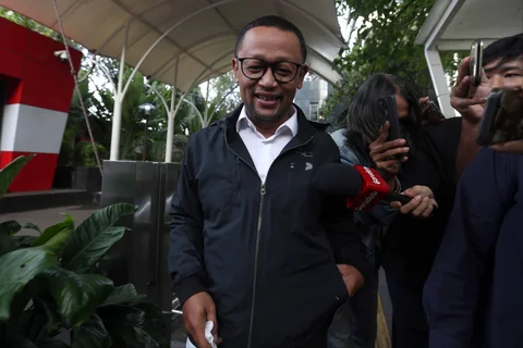 Mantan staf khusus Menteri Agama periode 2019-2024, Yaqut Cholil Qoumas, Ishfah Abidal Aziz alias Gus Alex berjalan meninggalkan Gedung Merah Putih Komisi Pemberantasan Korupsi (KPK), Jakarta, Senin (26/1/2026).
