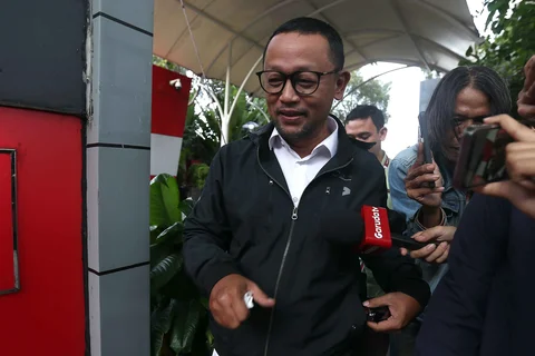 Mantan staf khusus Menteri Agama periode 2019-2024, Yaqut Cholil Qoumas, Ishfah Abidal Aziz alias Gus Alex berjalan meninggalkan Gedung Merah Putih Komisi Pemberantasan Korupsi (KPK), Jakarta, Senin (26/1/2026).