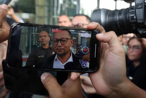 Mantan staf khusus Menteri Agama periode 2019-2024, Yaqut Cholil Qoumas, Ishfah Abidal Aziz alias Gus Alex berjalan meninggalkan Gedung Merah Putih Komisi Pemberantasan Korupsi (KPK), Jakarta, Senin (26/1/2026).