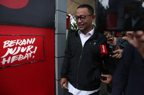 Mantan staf khusus Menteri Agama periode 2019-2024, Yaqut Cholil Qoumas, Ishfah Abidal Aziz alias Gus Alex berjalan meninggalkan Gedung Merah Putih Komisi Pemberantasan Korupsi (KPK), Jakarta, Senin (26/1/2026).