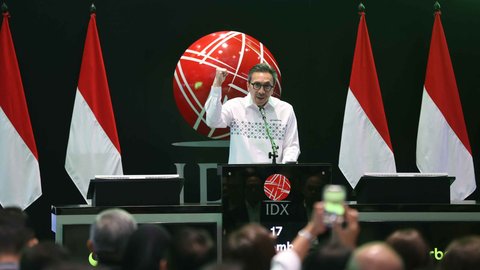 Superbank menetapkan harga penawaran umum perdana sebesar Rp635 per saham, dan melepas 4,4 miliar saham baru, setara dengan 13% dari modal ditempatkan dan disetor penuh setelah IPO. Tampak dalam foto, Presiden Direktur Superbank, Tigor M. Siahaan saat memberi sambutan pada pencatatan perdana saham PT Super Bank Indonesia Tbk (SUPA) di Bursa Efek Indonesia (BEI), Rabu (17/12/2025). (Kapanlagi.com/Budy Santoso)