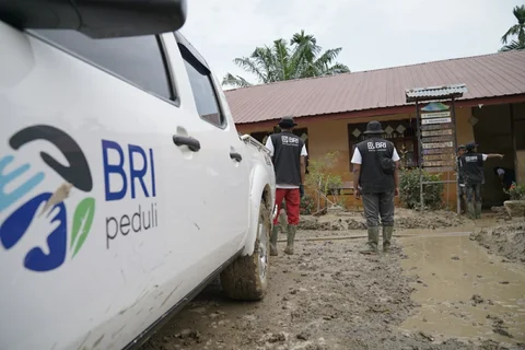 Relawan BRI Peduli Terjun Langsung 'Bersih-bersih Sekolah' di Aceh Tamiang