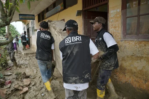 Dukung Pemulihan Pascabencana, Relawan BRI Peduli Terjun Langsung 'Bersih-bersih Sekolah' di Aceh Tamiang