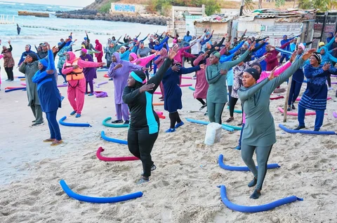 Para peserta melakukan pemanasan sebelum sesi terapi air di tepi pantai di Dakar, Senegal, Sabtu (13/12/2025).